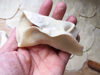 上海鲜肉锅贴（煎饺）,把皮子一点点捏起来