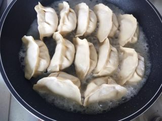 上海鲜肉锅贴（煎饺）,水量盖没饺子底部多一点点，盖锅盖，继续中小火焖煮