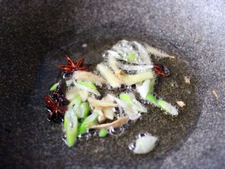 黑酱油+大白菜豆腐丸子炖海鲜,小火慢慢炸香八角后加入葱姜丝爆香