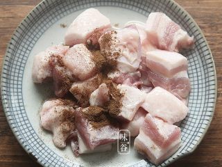 粤式海鲜咸肉粽,放入料酒和五香粉；