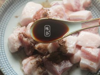 粤式海鲜咸肉粽,放入酱油；