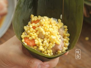 粤式海鲜咸肉粽,再铺一层绿豆；