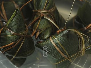 粤式海鲜咸肉粽,放入锅中，水要浸过粽面，用旺火煮2小时以上，煮到查不到干水为止。