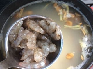 文蛤虾仁海鲜粥,加入虾仁继续煮大概3-5分钟