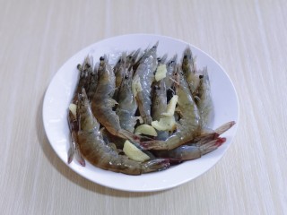 15分钟get惊艳大餐～烤海鲜,放入器具中，加入盐，料酒，蒸鱼豉油，姜片腌制10分钟！