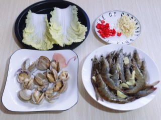 15分钟get惊艳大餐～烤海鲜,蒜去皮切碎，辣椒去根切碎，娃娃菜洗干净放烤盘中。（辣椒的量可以根据个人口味增减）