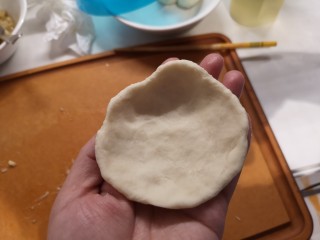 香蕉小甜饼,用手按扁。