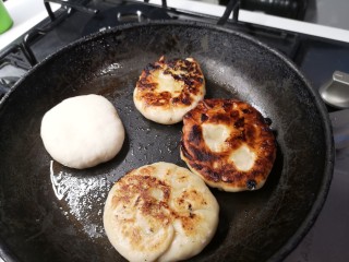 香蕉小甜饼,平底锅放少许油，烙至两面金黄。