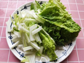 白菜豆腐汤,白菜叶用手撕成块，白菜帮切成条。