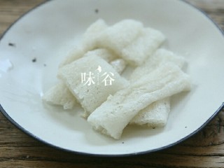 竹荪干贝冬瓜汤,浸泡后的竹荪去根和头部，取中间部分切成段。（同时要去除竹荪的花朵部分（网状部分，花朵是竹荪香味比较集中的地方），只保留茎部，否则会有怪味。）