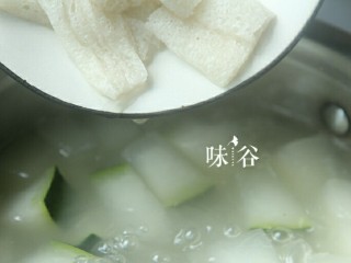 竹荪干贝冬瓜汤,然后把竹荪也放进锅里，小火煮至冬瓜熟（15分钟）