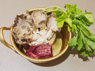 凤尾菇鲜肉汤,食材明细：瘦肉200克 凤尾菇200克 芹菜1棵 淀粉50克 食盐10克 鸡精5克 清水1L