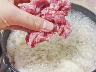 凤尾菇鲜肉汤,下入腌好的肉片