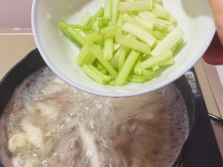 凤尾菇鲜肉汤,起锅前倒入芹菜段