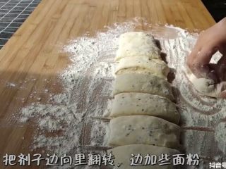 懒人版家常发面饼,再次借助面粉的力量把剂子边向里翻转，边加些面粉