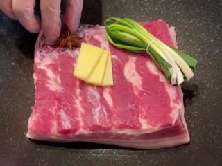 脆皮五花肉,加入葱姜。