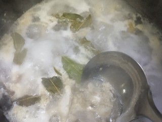 红烧鸡爪,水开撇出血沫，凉水过凉后控水