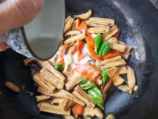 香菇烧腐竹——下饭菜带来的幸福感！,起锅前淋入碗芡。