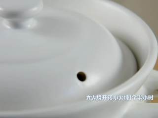 天气转凉，煲一锅莲藕排骨汤暖暖胃吧,大火烧开转小火炖1个半小时。