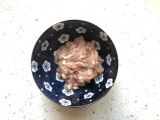 下饭菜-鱼香肉丝,里脊肉切丝，放少许淀粉，食用油腌制10分钟