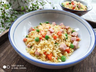 火腿豌豆蛋炒饭,一碗颗粒分明的蛋炒饭做好了。